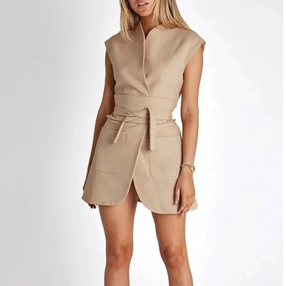 Beiges Minikleid im Wickelstil mit Flügelärmeln und Gürtel