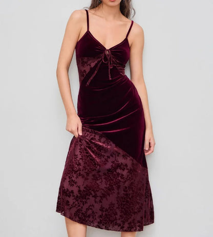 Bordeauxrotes Maxikleid mit Spitzeneinsatz und Bindedetail vorne