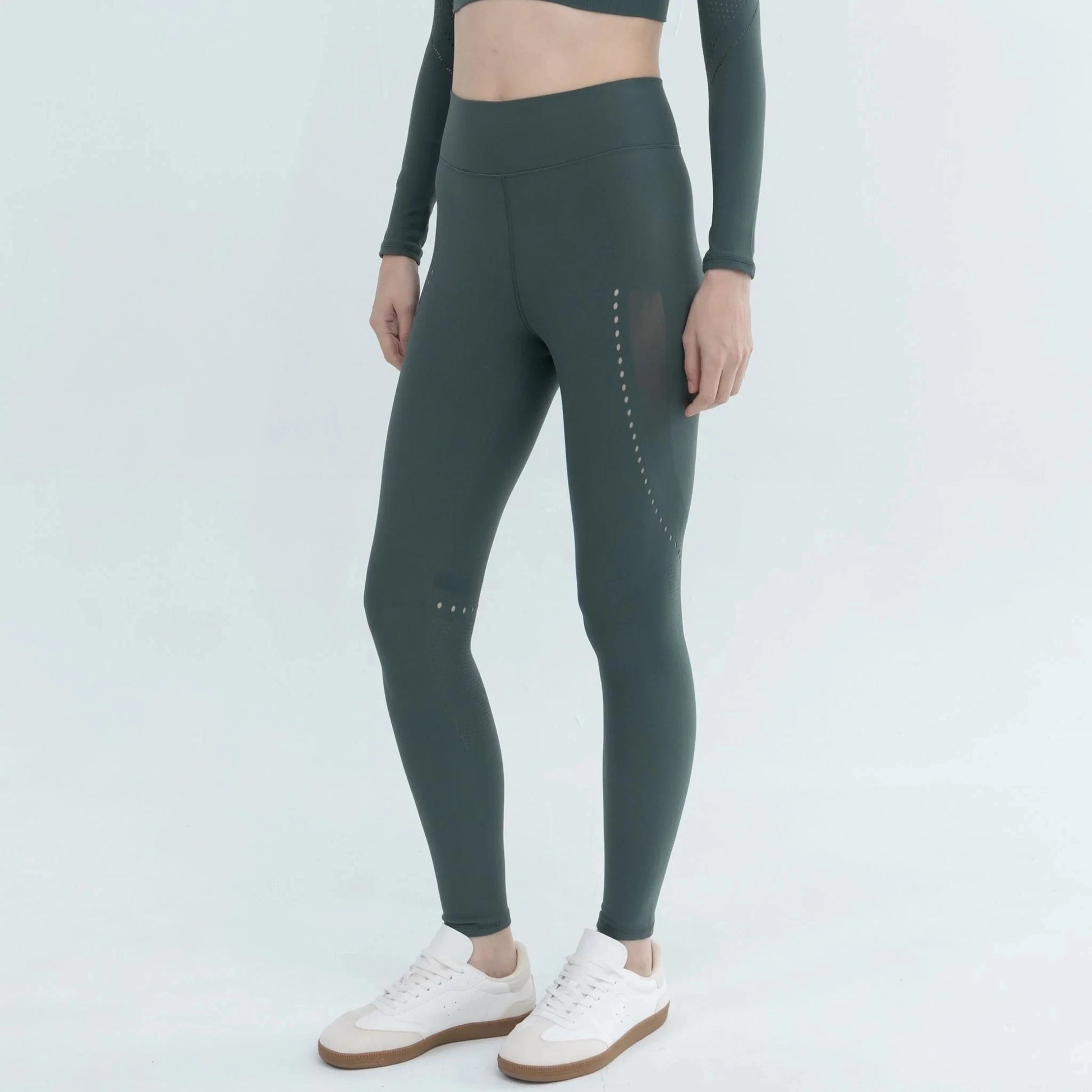 Geripptes zweiteiliges Set mit Crop-Top und Leggings