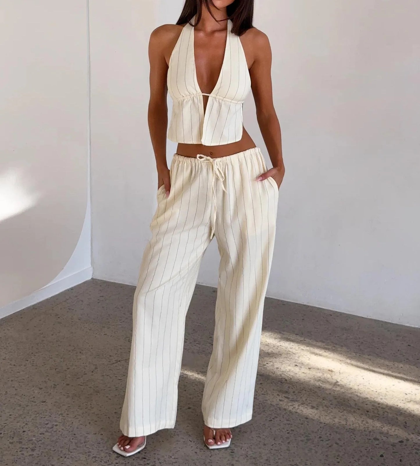 Hellbeiges zweiteiliges Set mit Neckholder-Top und weitem Bein