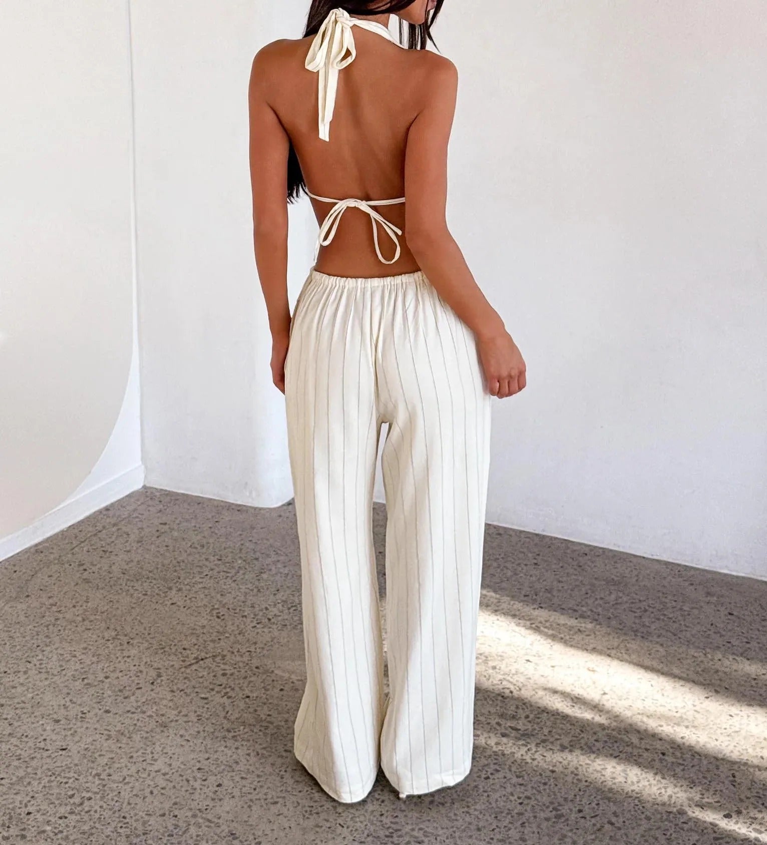 Hellbeiges zweiteiliges Set mit Neckholder-Top und weitem Bein
