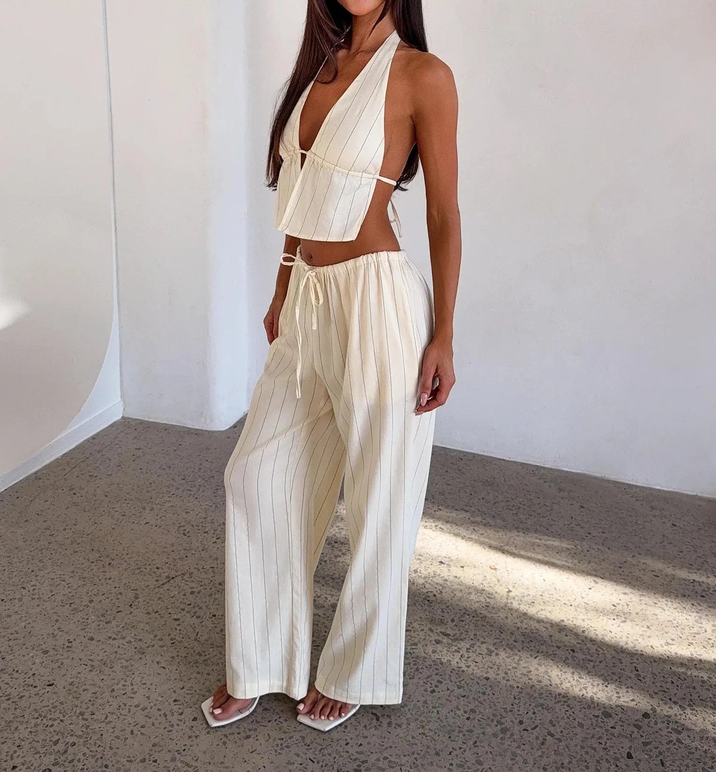 Hellbeiges zweiteiliges Set mit Neckholder-Top und weitem Bein