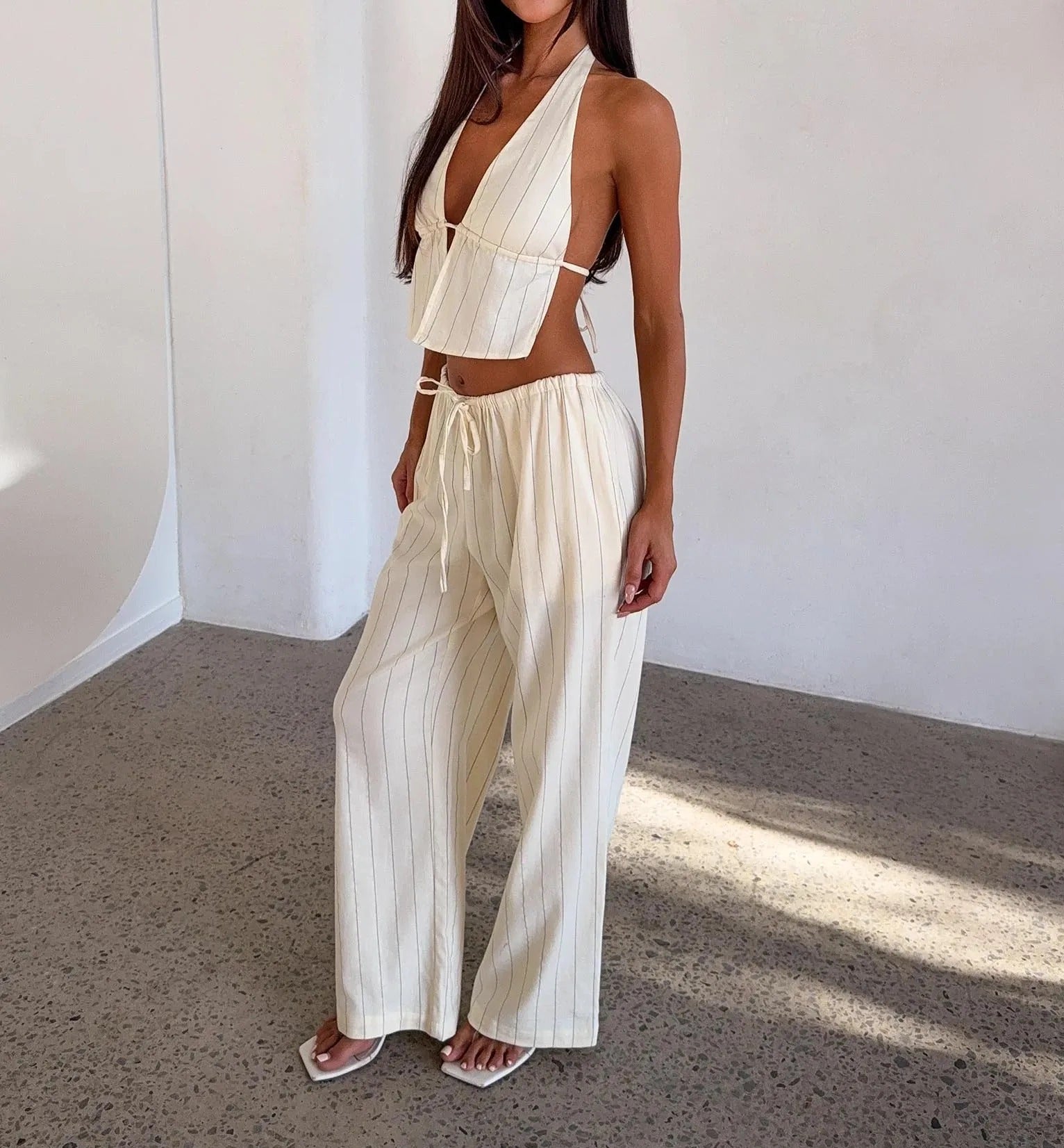 Hellbeiges zweiteiliges Set mit Neckholder-Top und weitem Bein