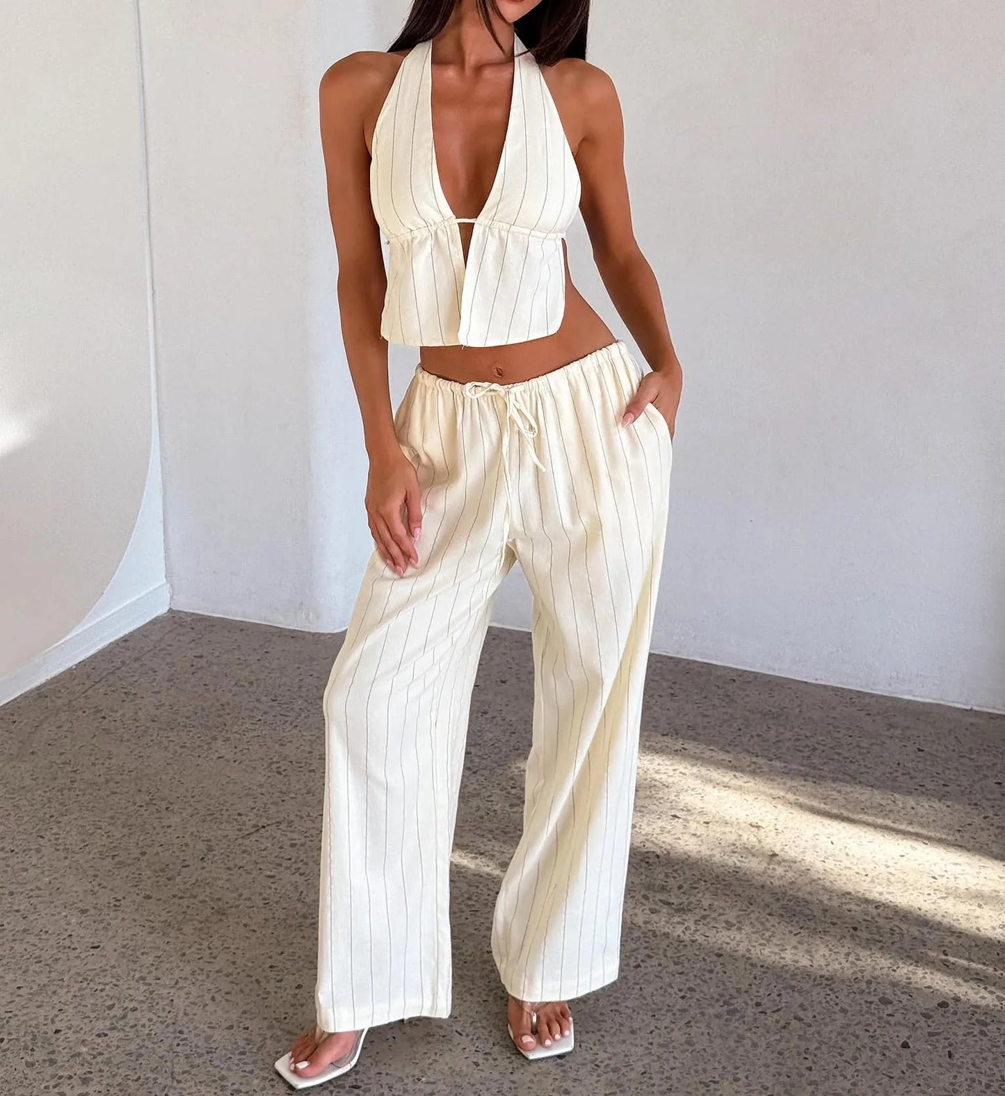 Hellbeiges zweiteiliges Set mit Neckholder-Top und weitem Bein