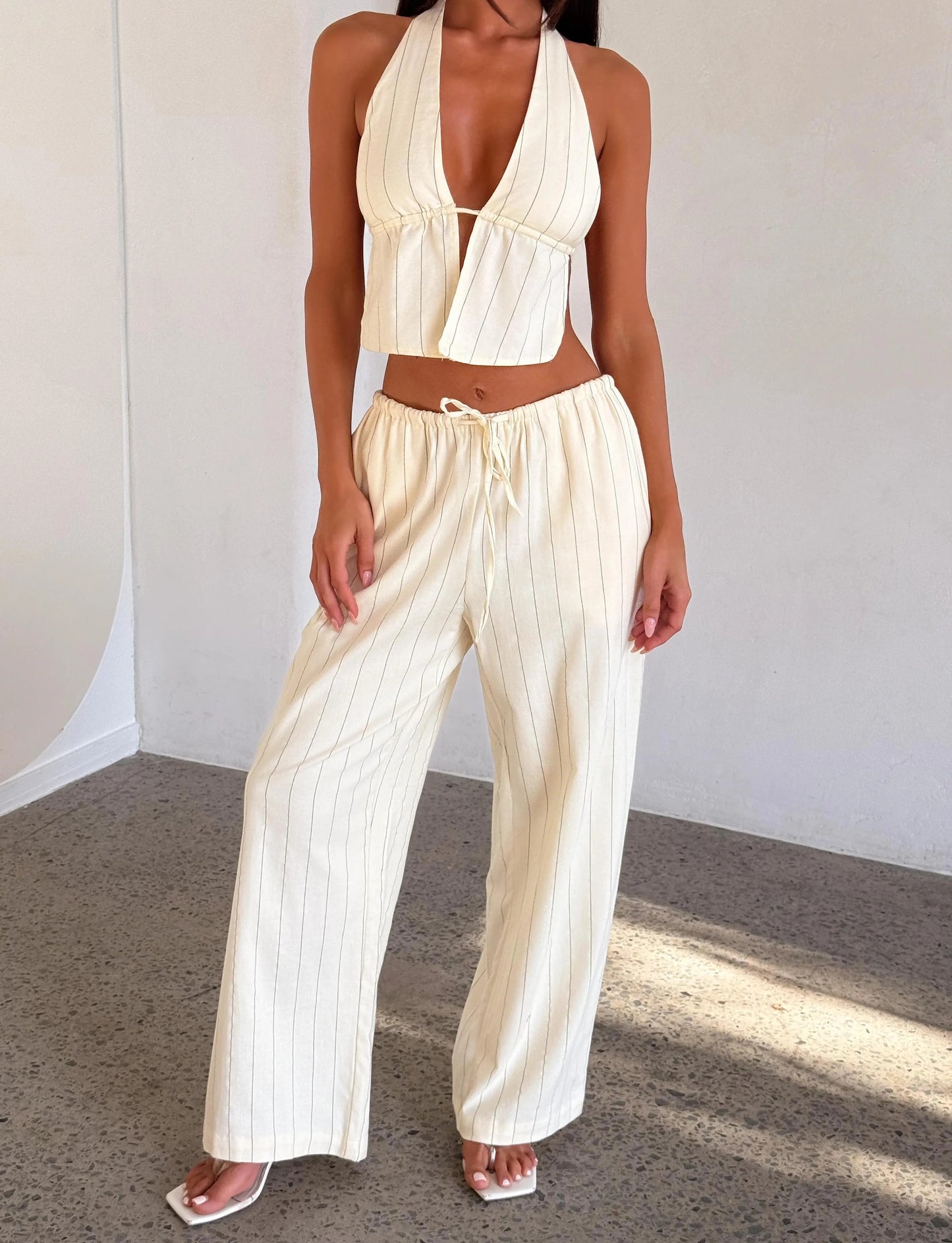 Hellbeiges zweiteiliges Set mit Neckholder-Top und weitem Bein
