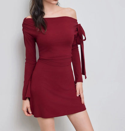 Rotes schulterfreies Minikleid mit langen Ärmeln und Bindedetail