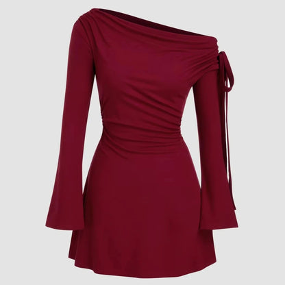 Rotes schulterfreies Minikleid mit langen Ärmeln und Bindedetail