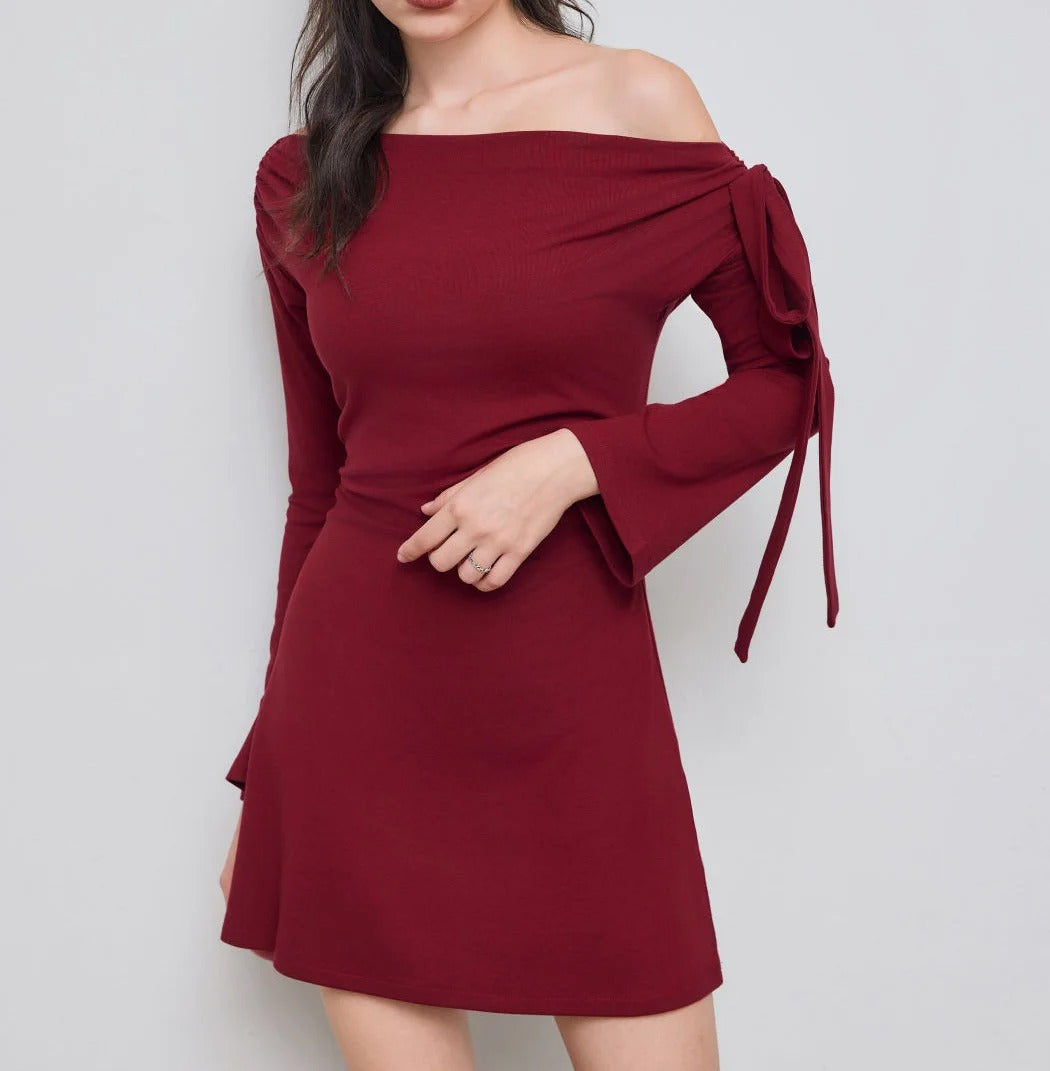 Rotes schulterfreies Minikleid mit langen Ärmeln und Bindedetail