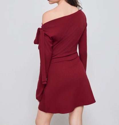 Rotes schulterfreies Minikleid mit langen Ärmeln und Bindedetail