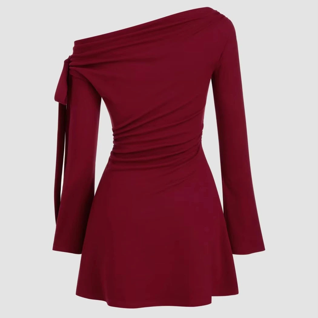 Rotes schulterfreies Minikleid mit langen Ärmeln und Bindedetail