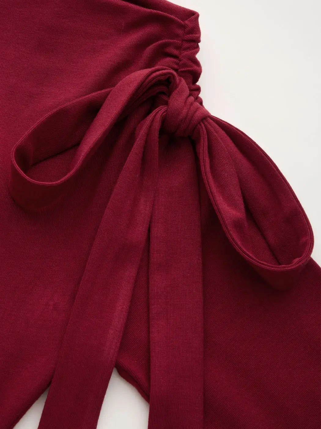 Rotes schulterfreies Minikleid mit langen Ärmeln und Bindedetail