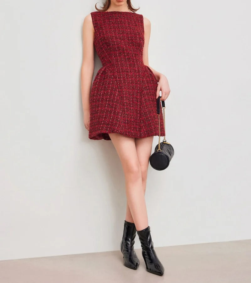 Rotes strukturiertes ärmelloses Minikleid mit ausgestelltem Rock