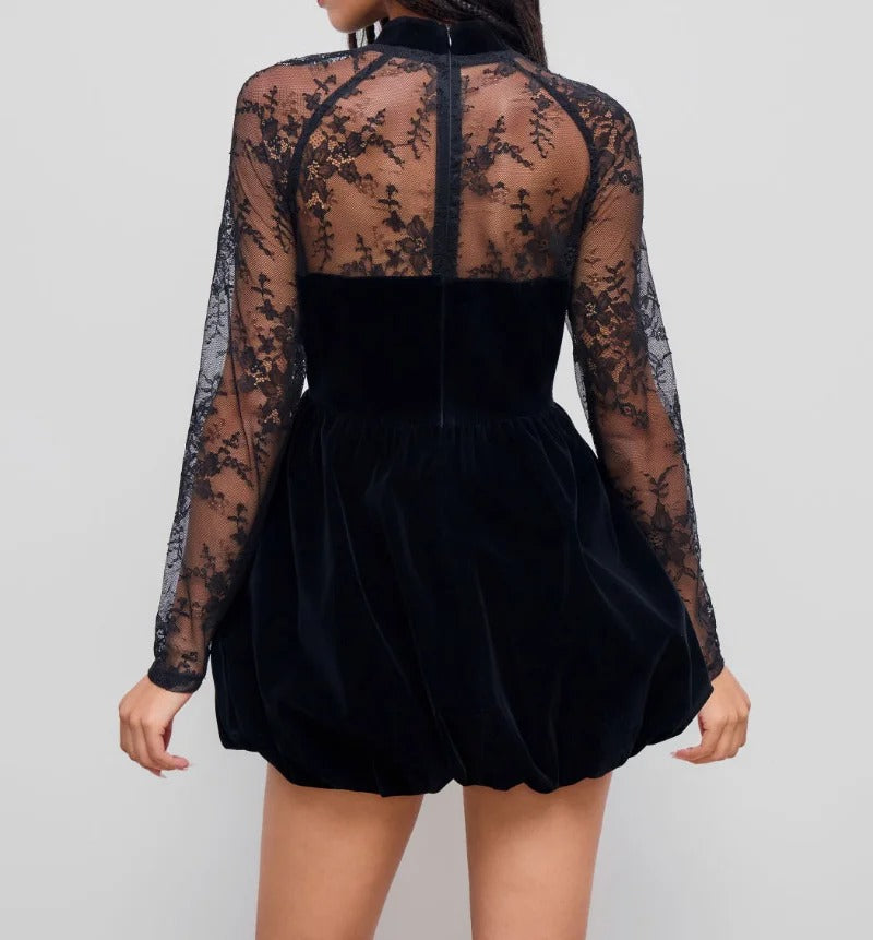 Schwarzes Minikleid mit Spitzenärmeln und hohem Ausschnitt