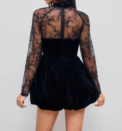 Schwarzes Minikleid mit Spitzenärmeln und hohem Ausschnitt