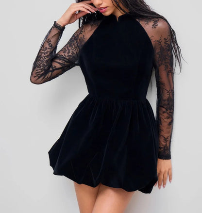 Schwarzes Minikleid mit Spitzenärmeln und hohem Ausschnitt