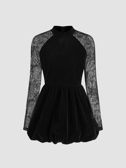 Schwarzes Minikleid mit Spitzenärmeln und hohem Ausschnitt