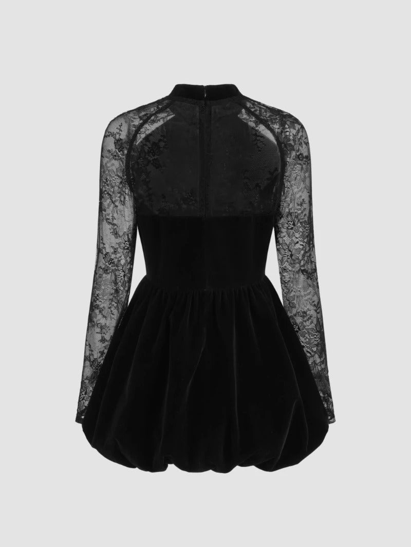 Schwarzes Minikleid mit Spitzenärmeln und hohem Ausschnitt