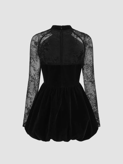 Schwarzes Minikleid mit Spitzenärmeln und hohem Ausschnitt