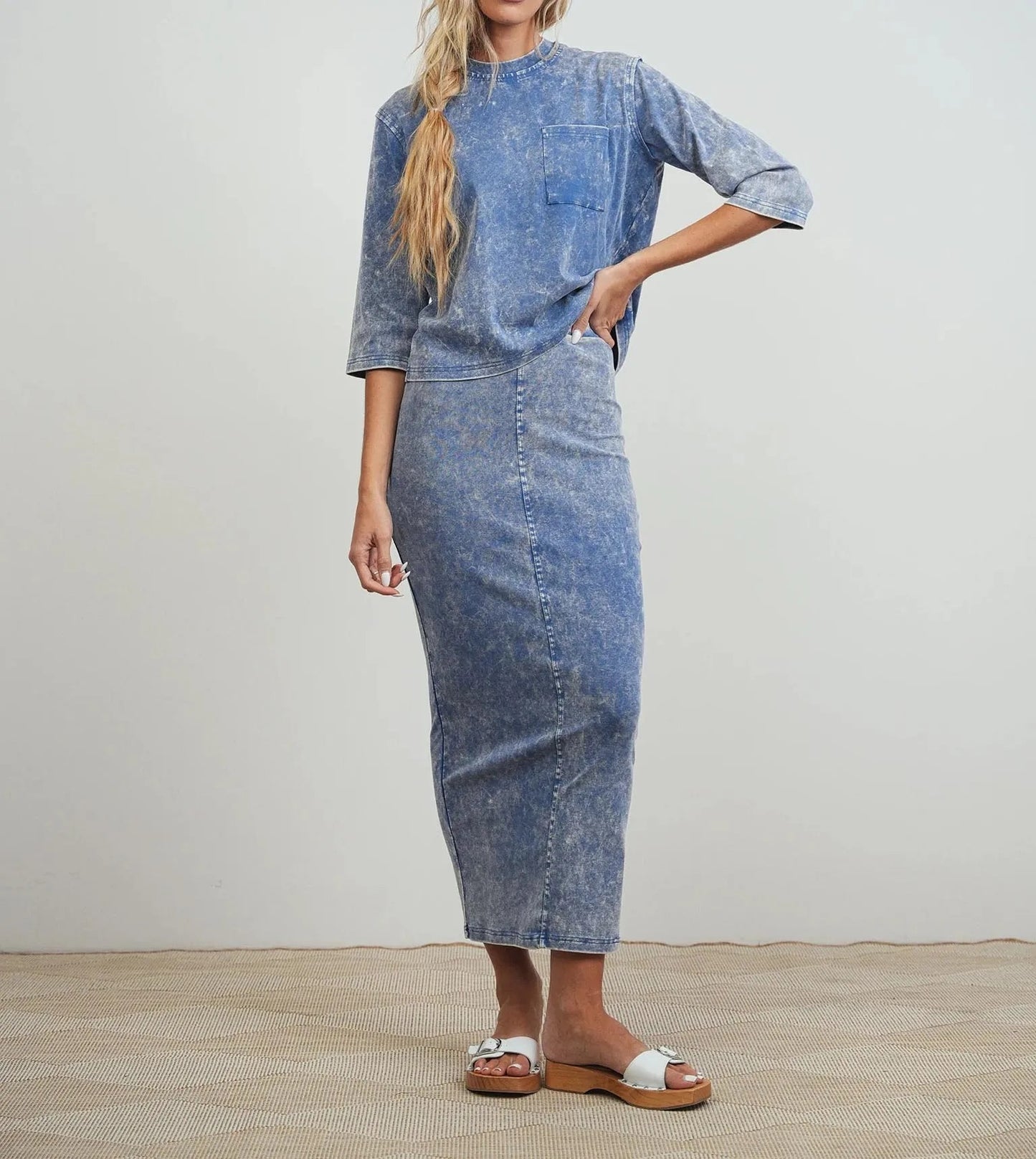 Verwaschen blaues zweiteiliges Set mit Kurzarm-Top und Midirock