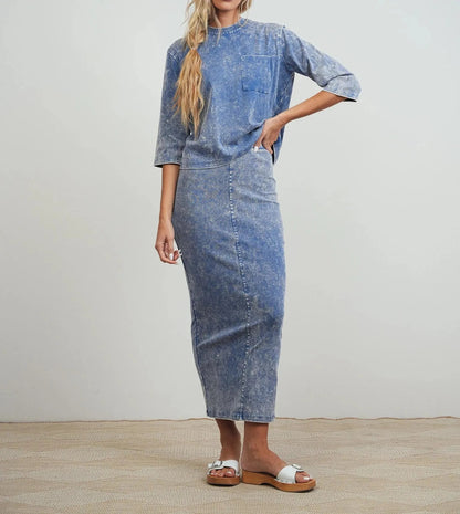 Verwaschen blaues zweiteiliges Set mit Kurzarm-Top und Midirock